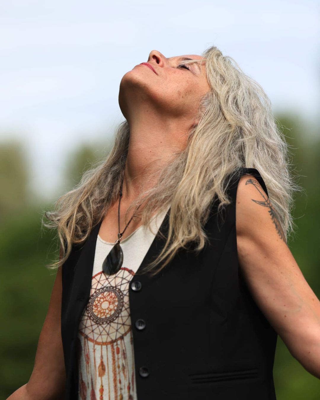 Voice Medicine®, Chant vibratoire, Chamanisme, guérison, auto guérison, allier, vichy, Auvergne, séance en présentiel, séance en ligne, libération émotionnelle, light langage, soin, energyhealing, transformation personnelle, guérison par la voix, mieux-être, bien être, révélation personnelle, changer sa vie, épuisement, burn out, relations toxiques, affirmation de soi, confiance en soi, thérapie alternative, holistique, chant intuitif, briser ses chaines, être soi-même, expérience immersive, formation, voix thérapie, 