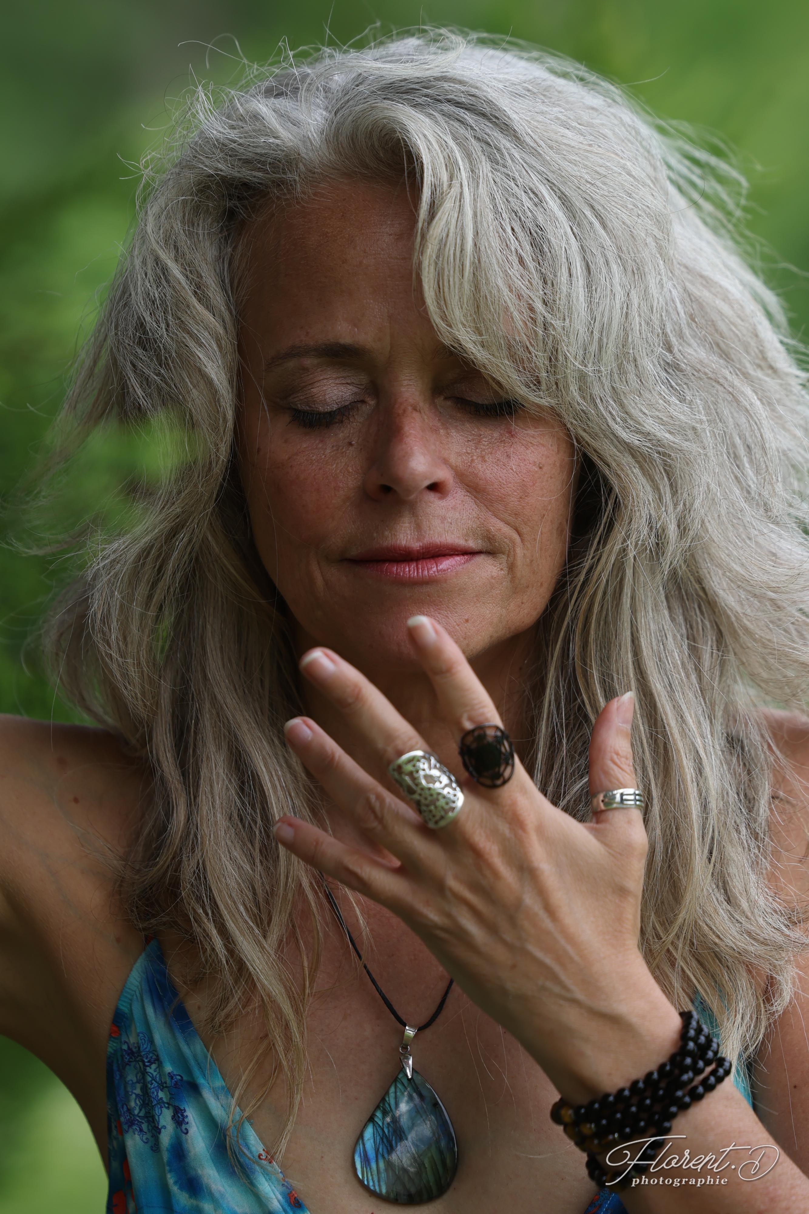 kundalini activation, soin énergétique, activation énergie vitale, transe consciente, abondance, manifestation, chant vibratoire, immersion, Auvergne, Vichy, chant intuitif, chant de guérison, Voice Medicine, transformation, libération émotionnelle, auto-guérison, bien-être